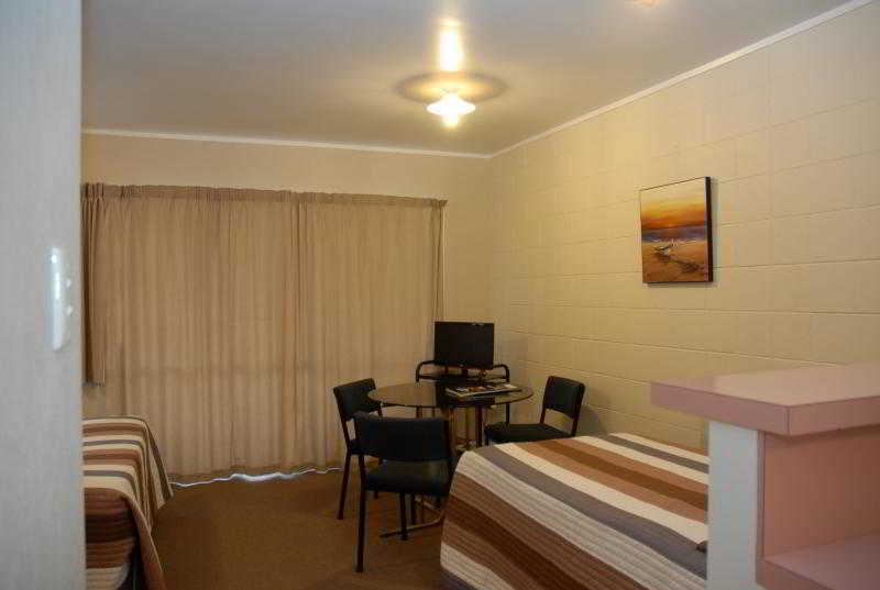 Six on Union Motel
