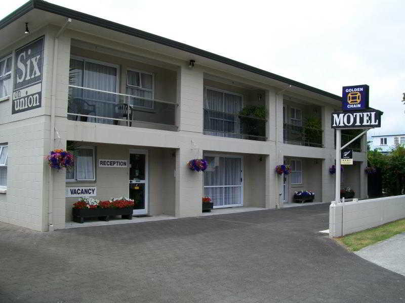 Six on Union Motel