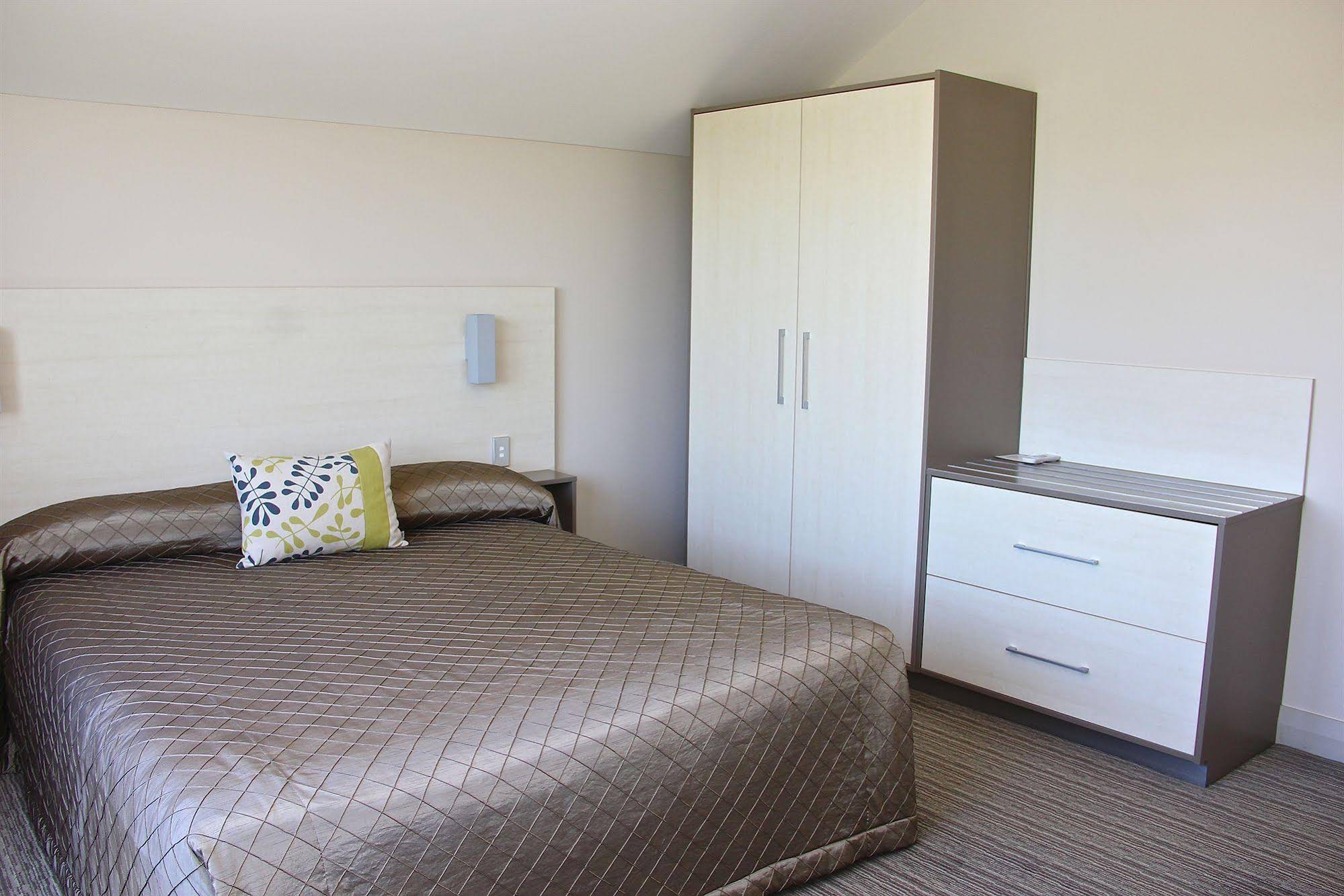 Hananui Lodge and Apartments