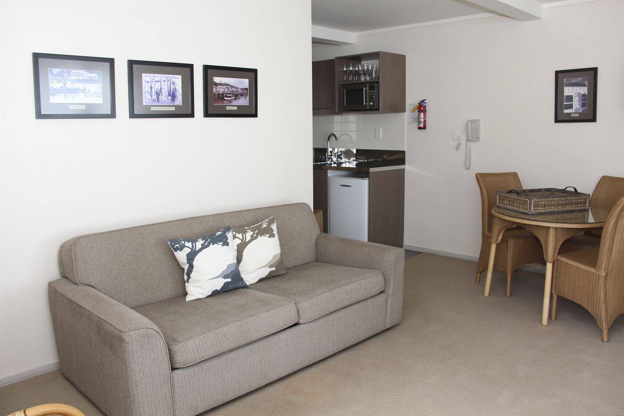 Hananui Lodge and Apartments