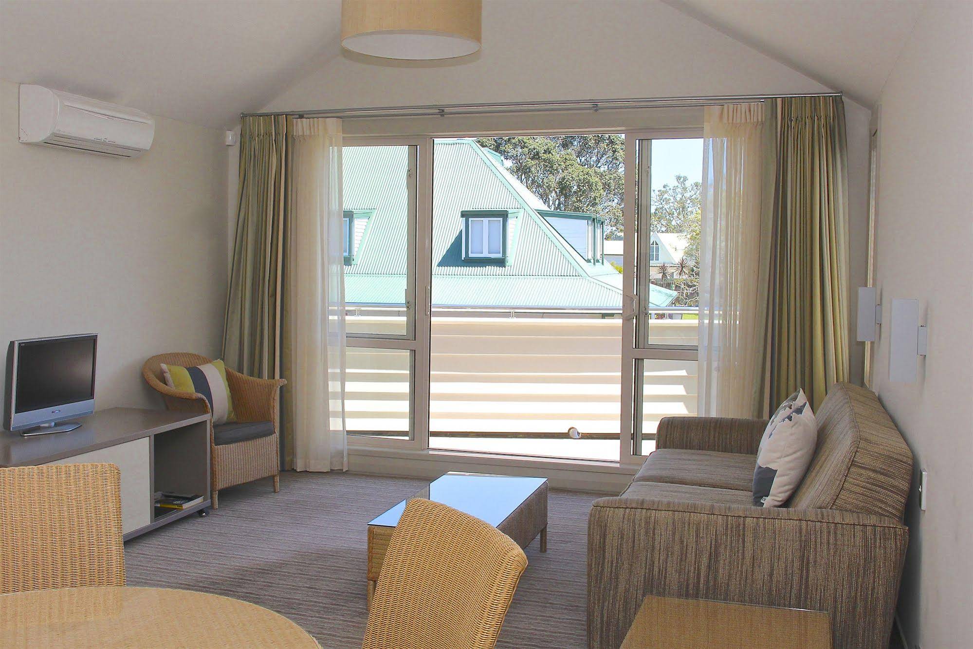 Hananui Lodge and Apartments