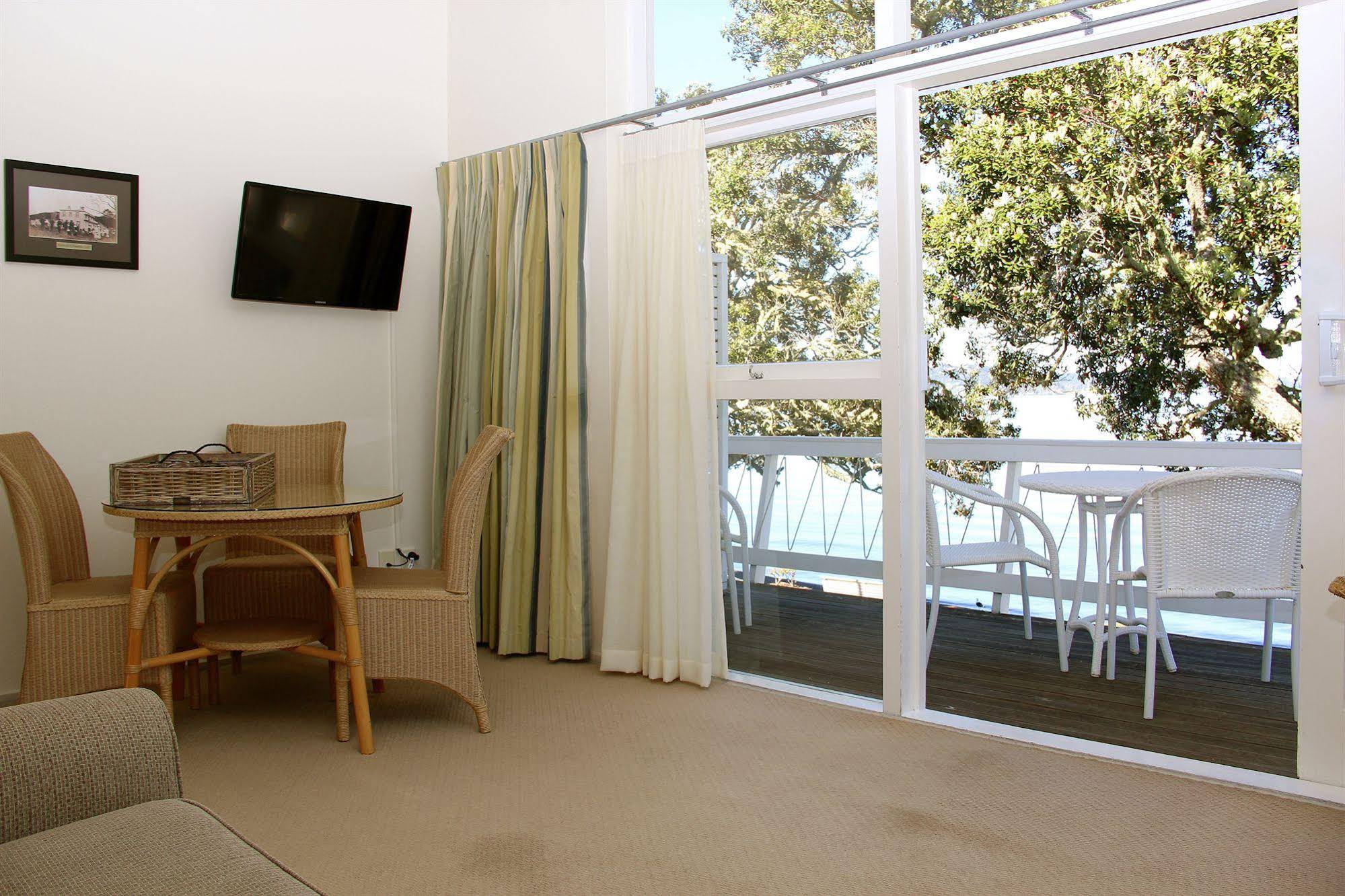 Hananui Lodge and Apartments