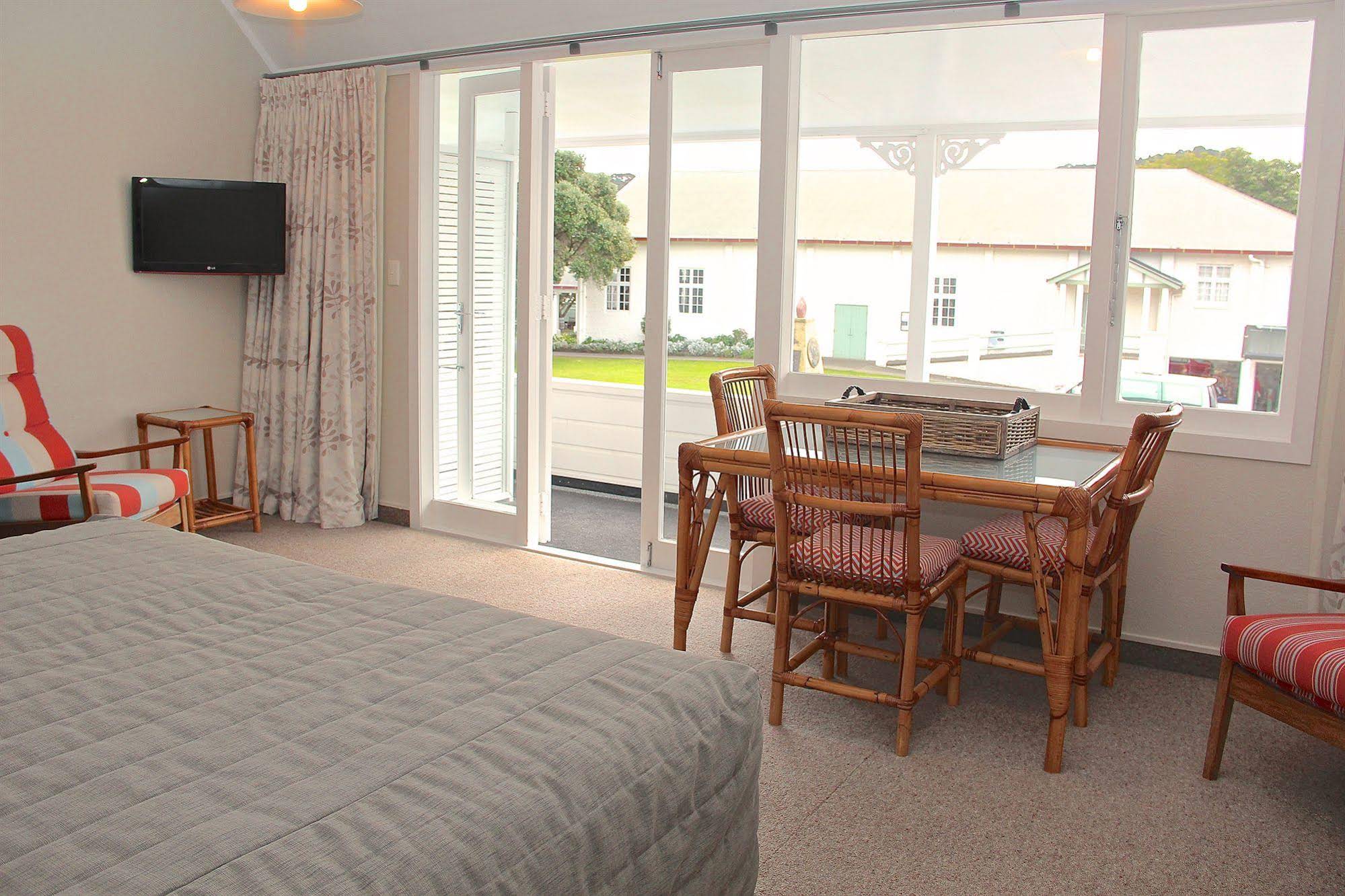 Hananui Lodge and Apartments