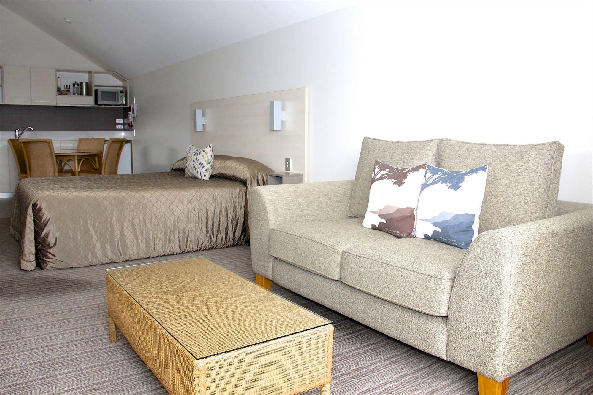 Hananui Lodge and Apartments