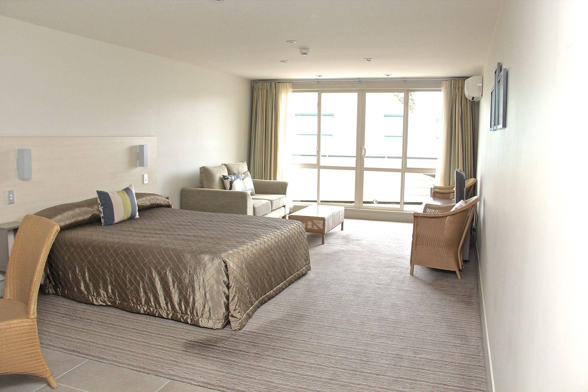 Hananui Lodge and Apartments