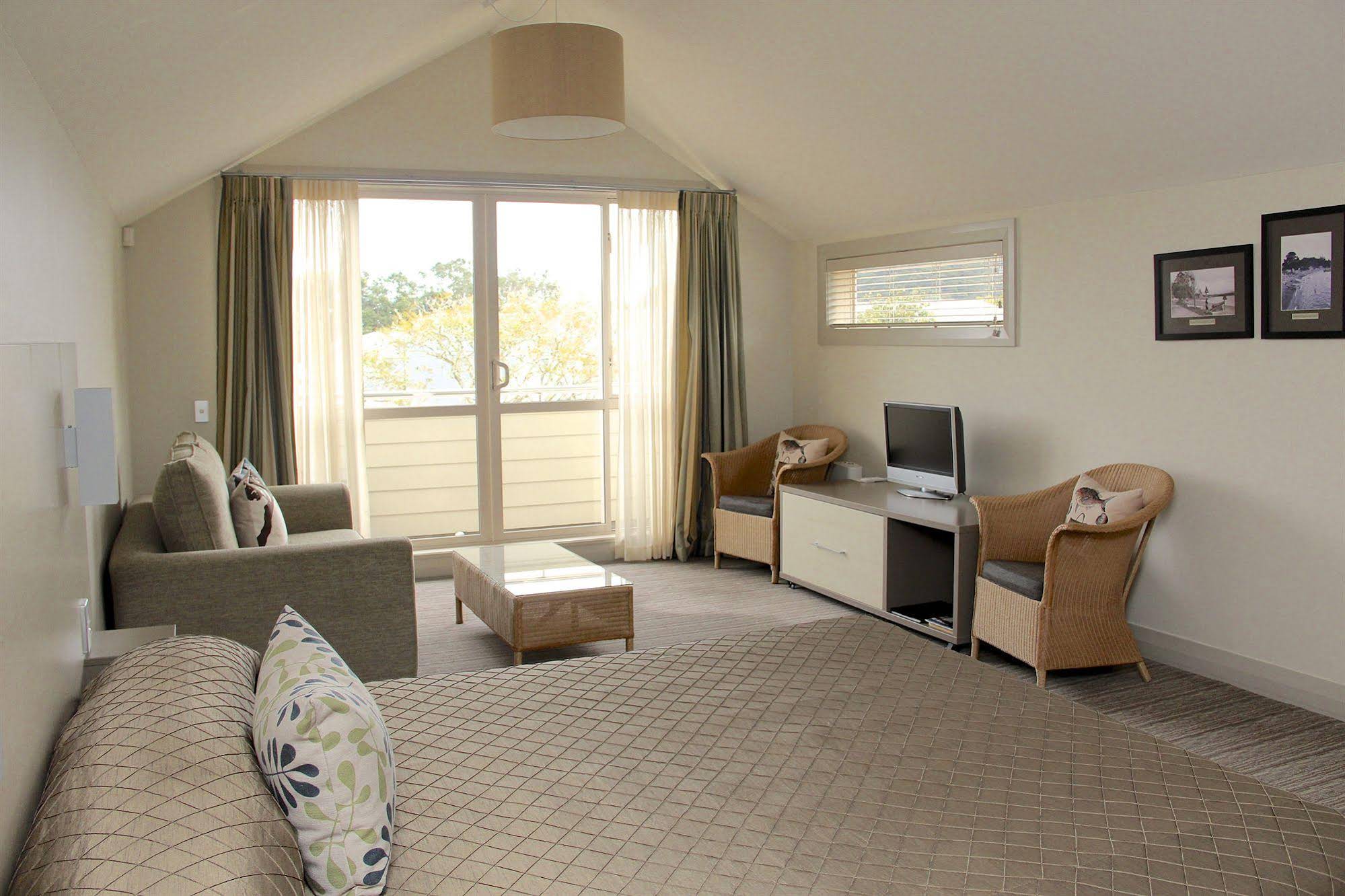 Hananui Lodge and Apartments