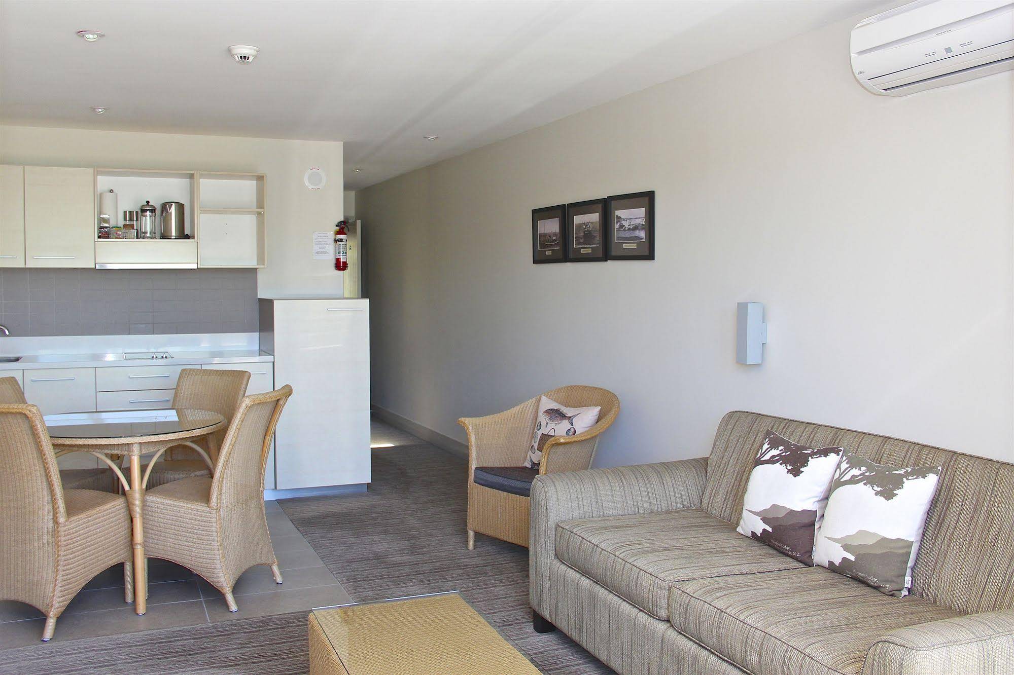 Hananui Lodge and Apartments