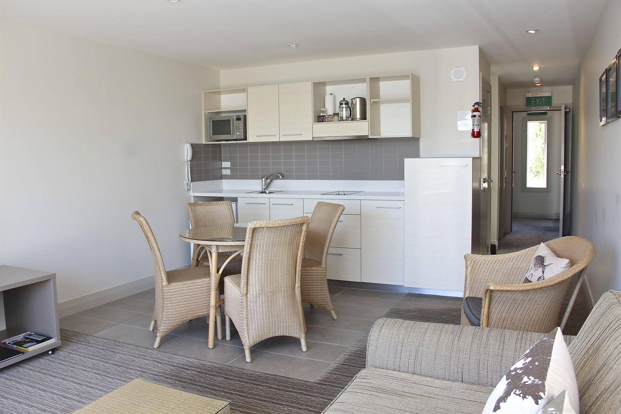 Hananui Lodge and Apartments
