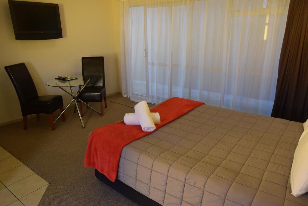 Absolute Lake View Motel