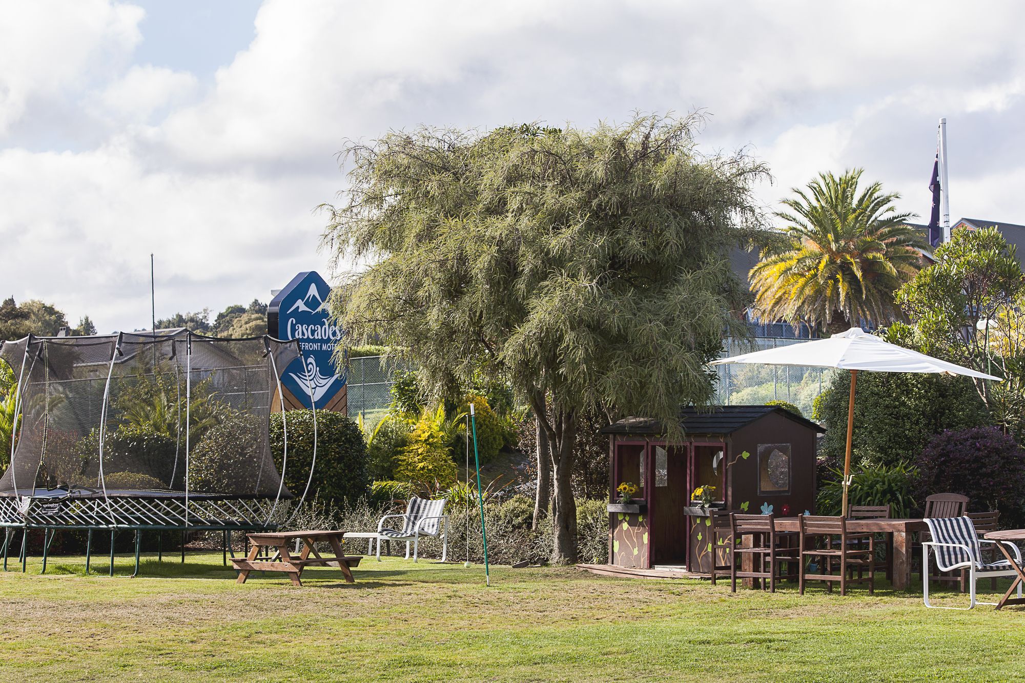 Cascades Lakefront Motel