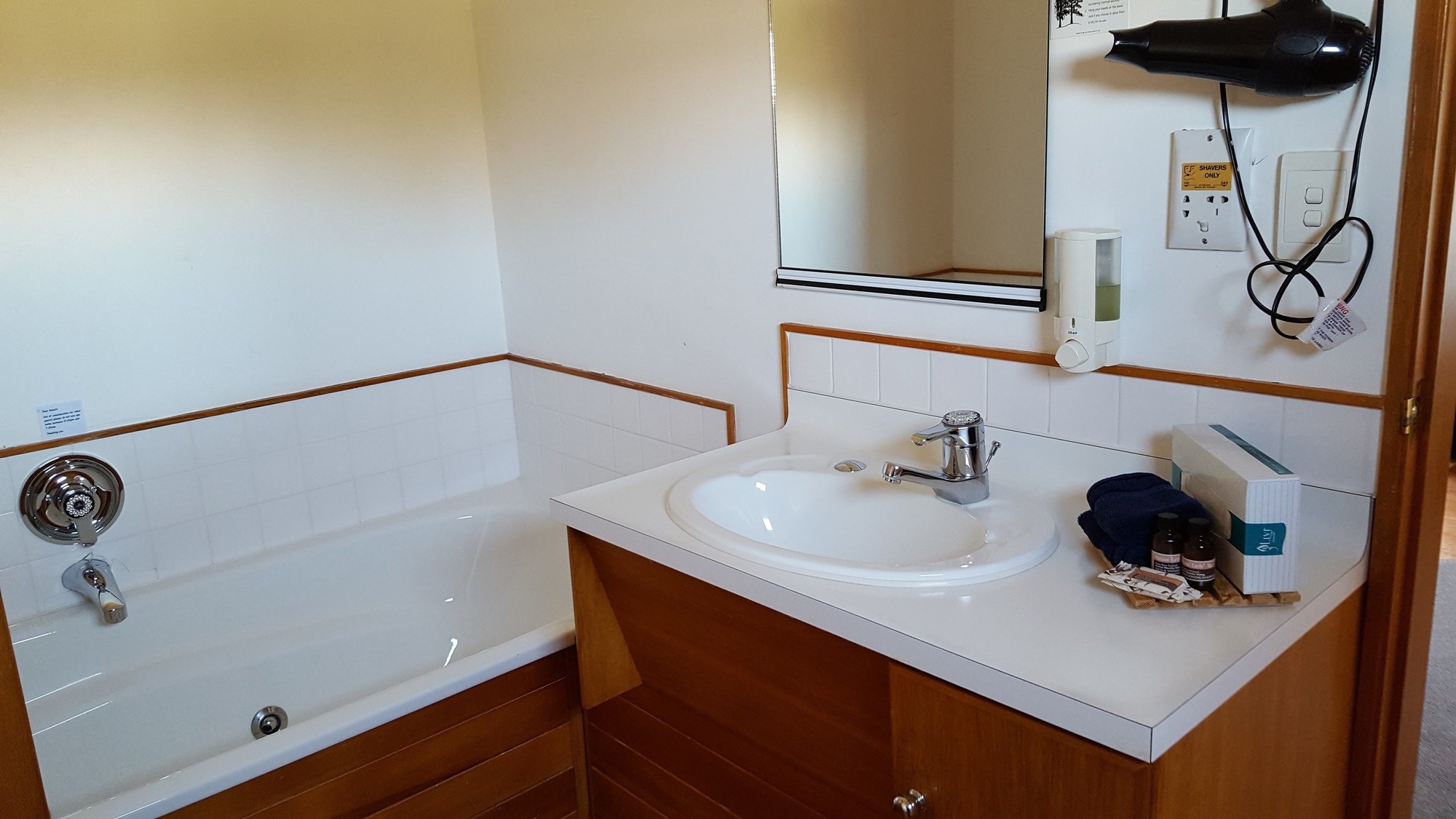 Cascades Lakefront Motel