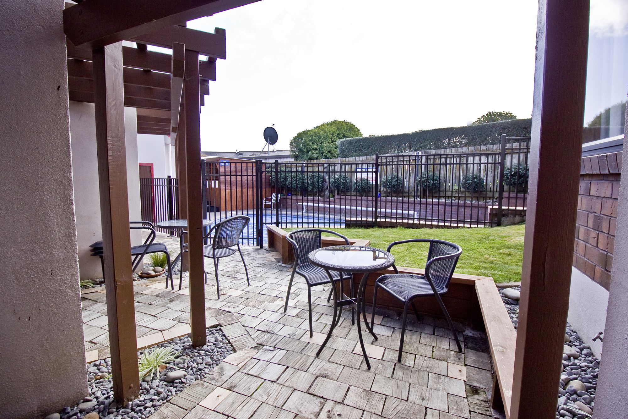 Cascades Lakefront Motel