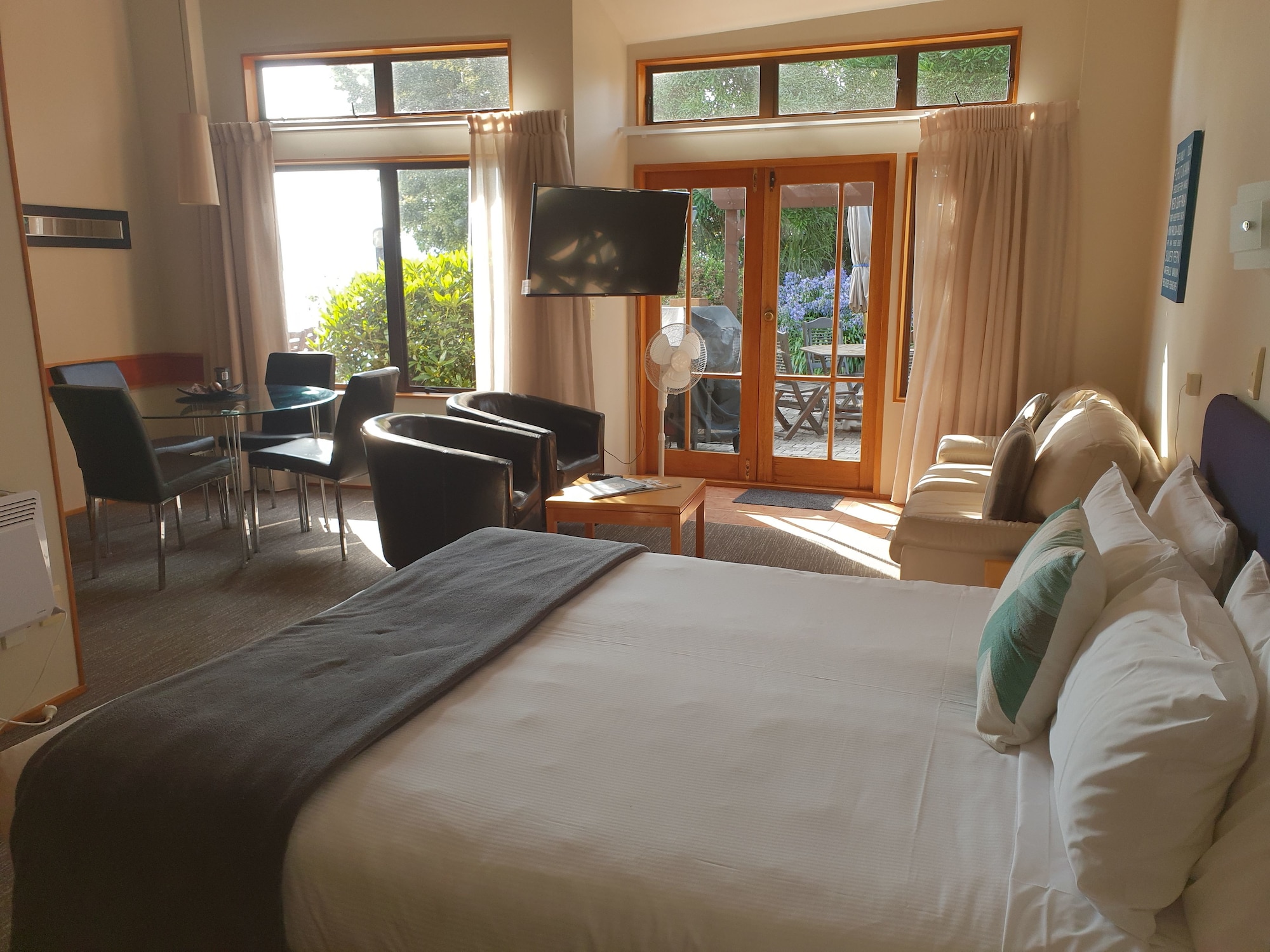 Cascades Lakefront Motel