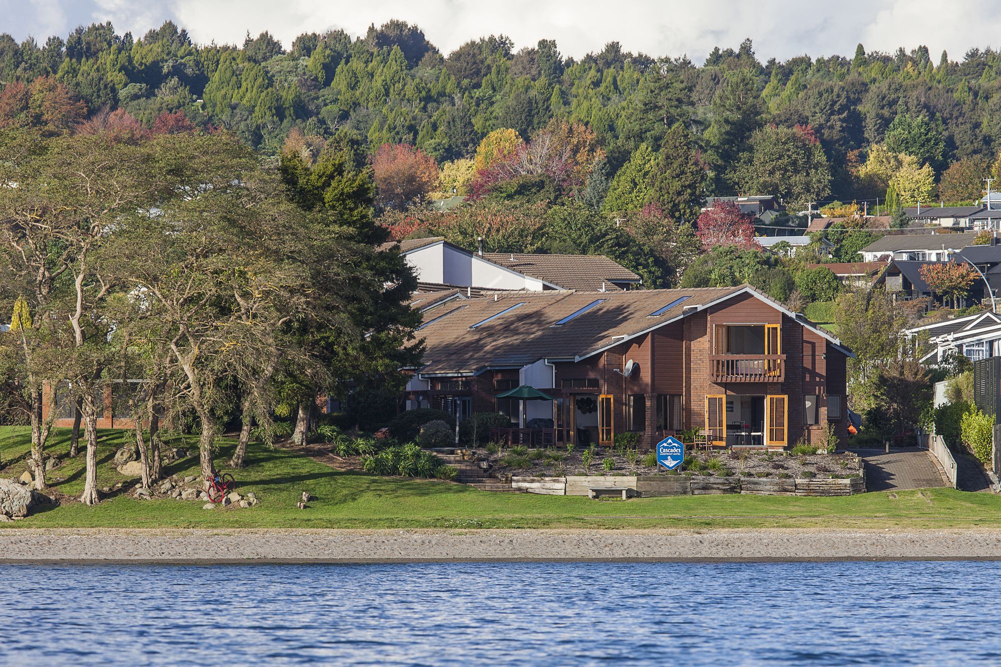 Cascades Lakefront Motel