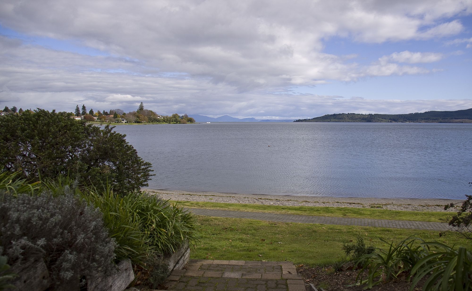 Cascades Lakefront Motel