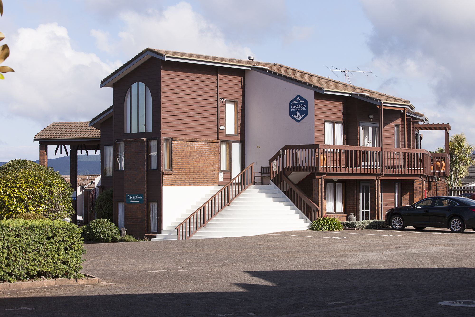 Cascades Lakefront Motel