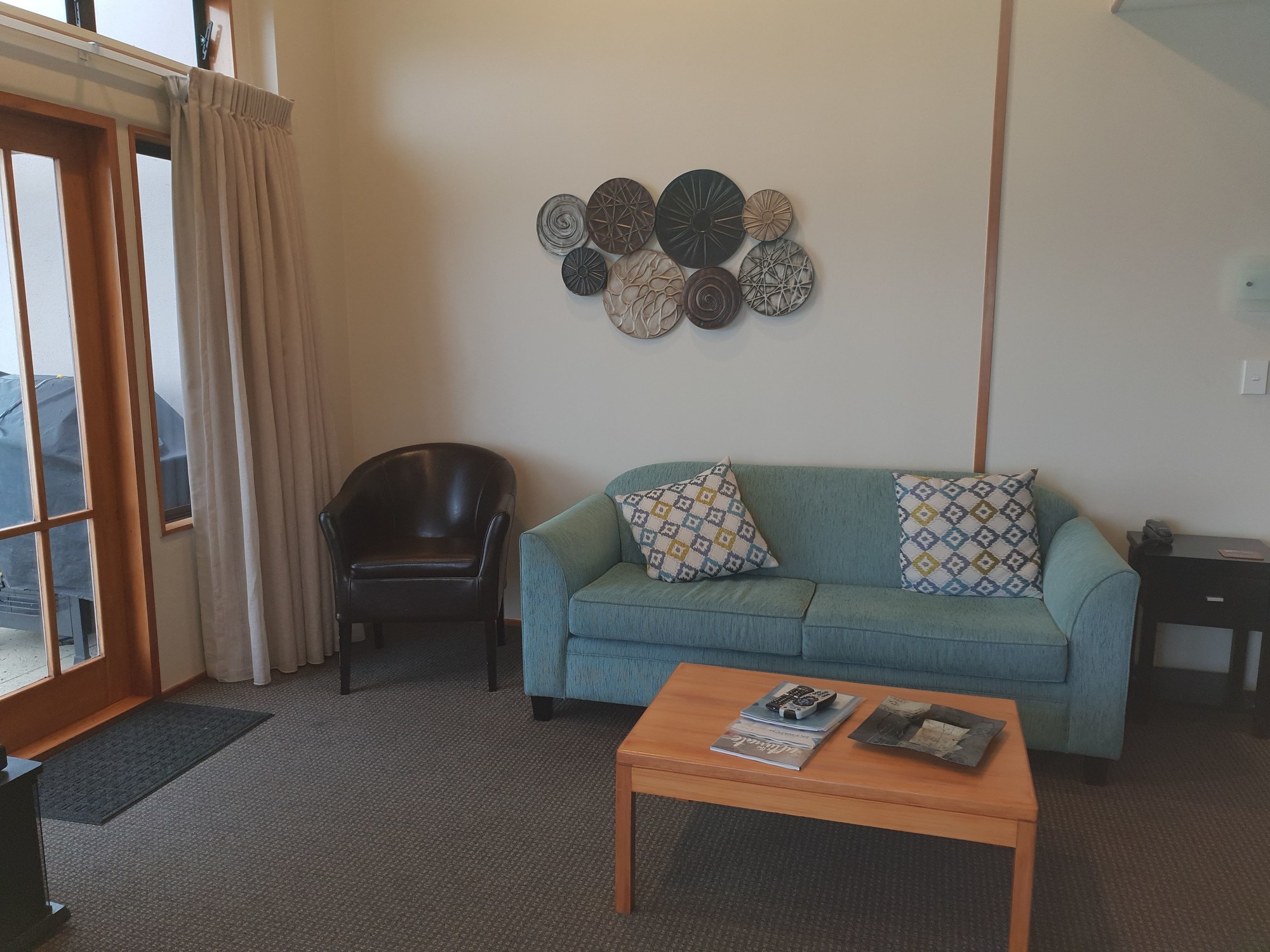 Cascades Lakefront Motel