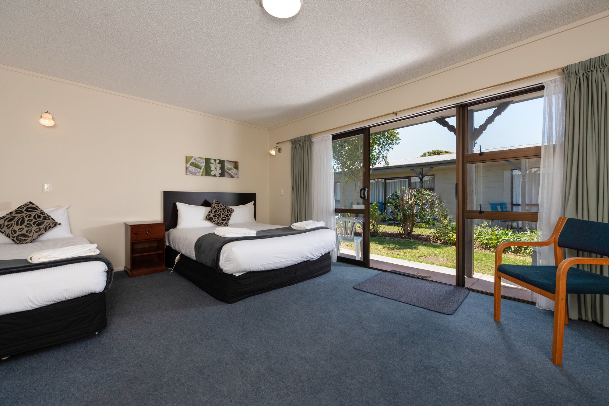 Cobblestone Court Motel