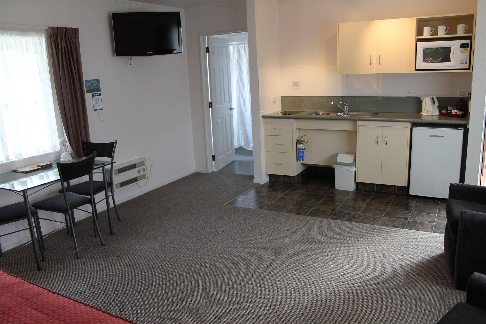 Riverview Motel