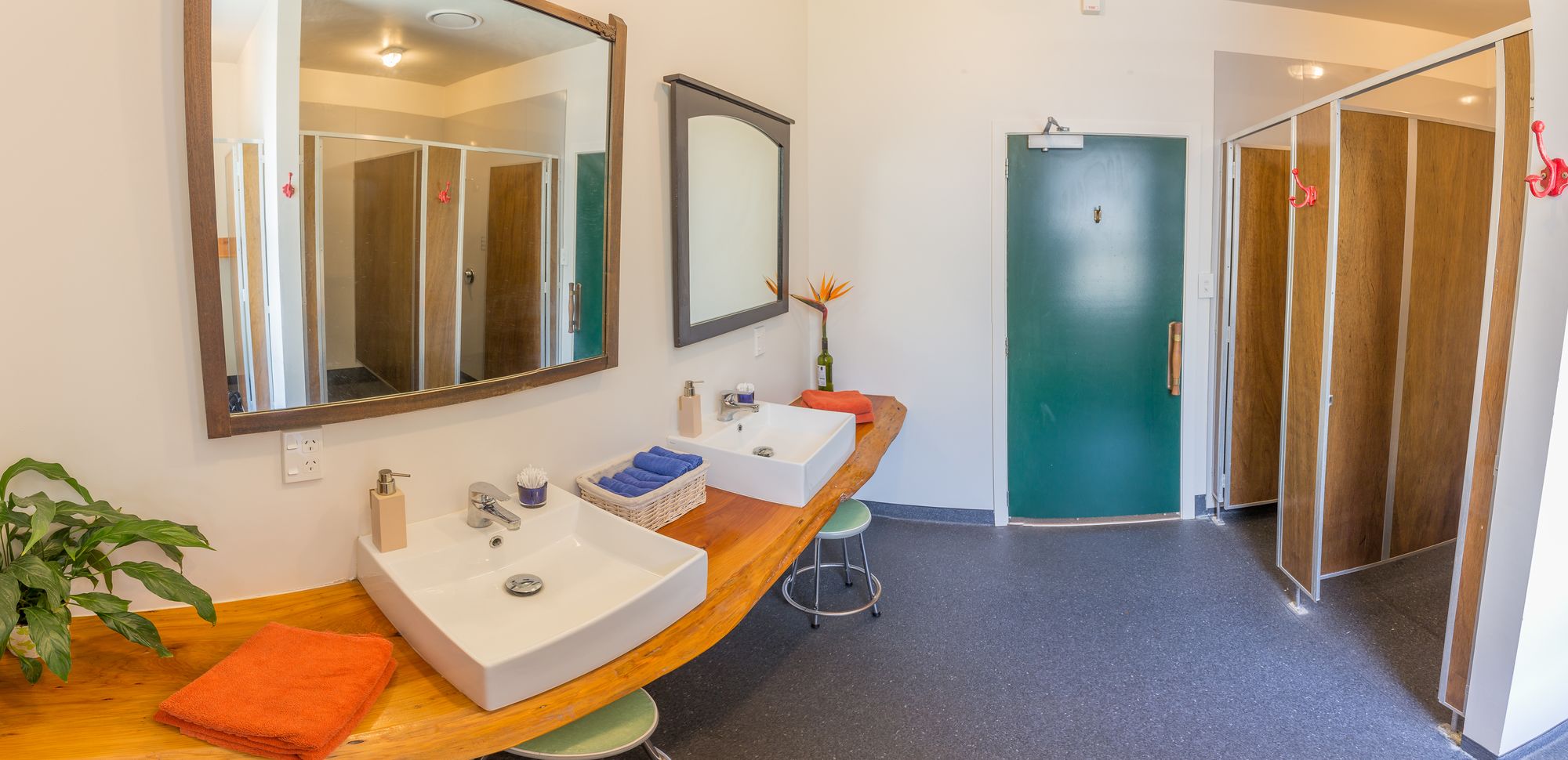 The Dwellington - Hostel