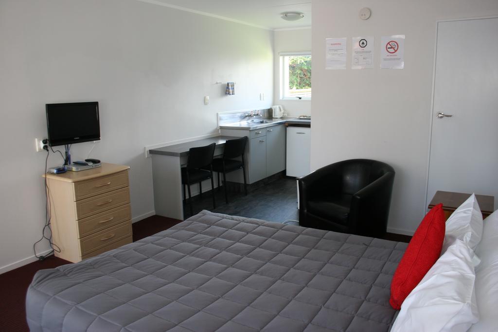Burgundy Rose Motel