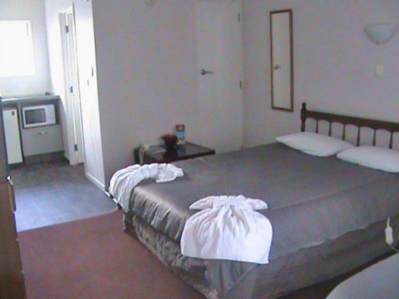 Burgundy Rose Motel
