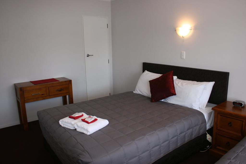 Burgundy Rose Motel