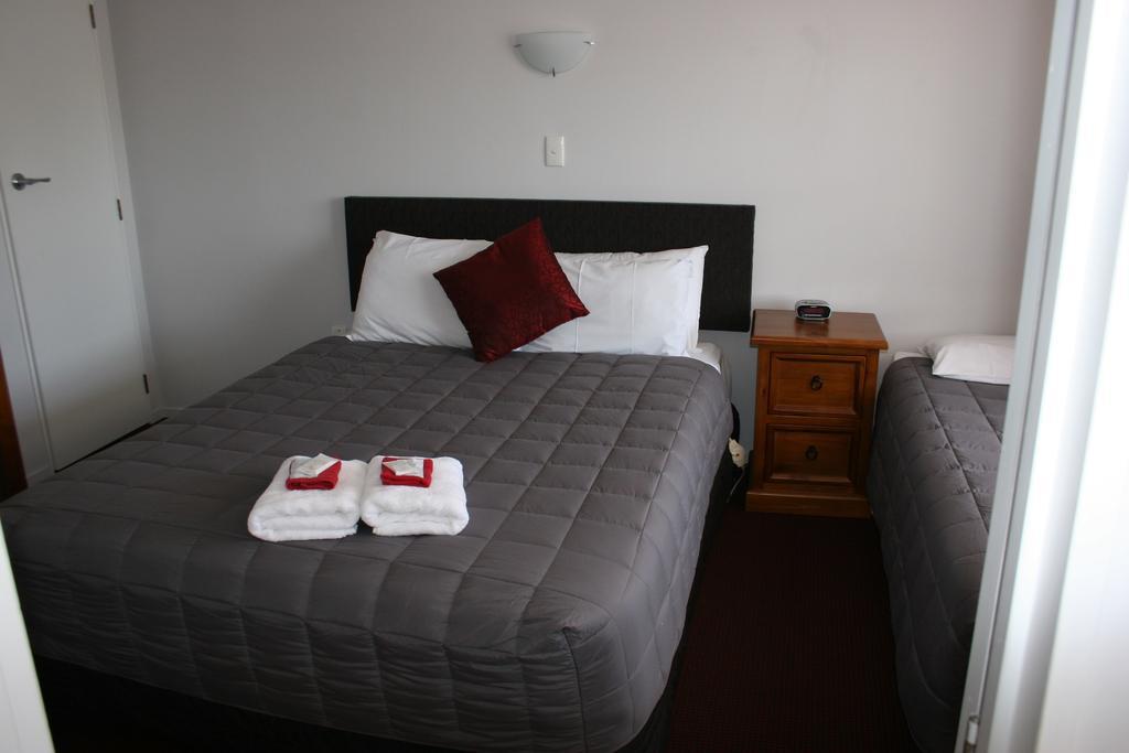 Burgundy Rose Motel