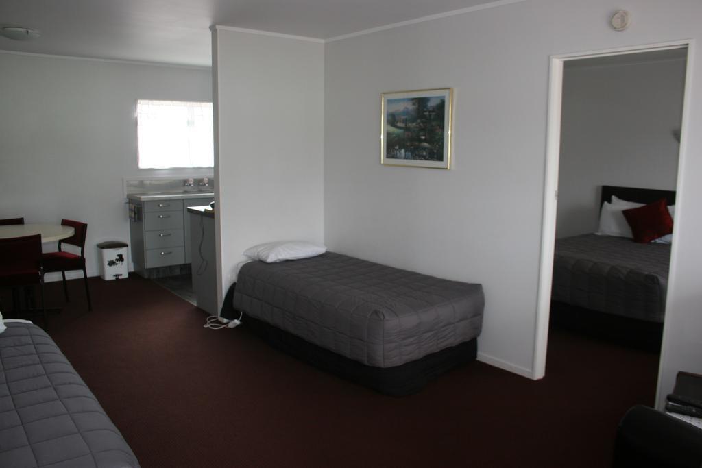 Burgundy Rose Motel
