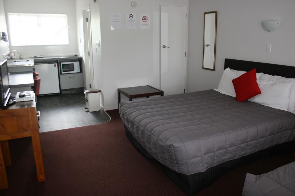 Burgundy Rose Motel