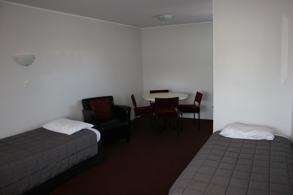 Burgundy Rose Motel