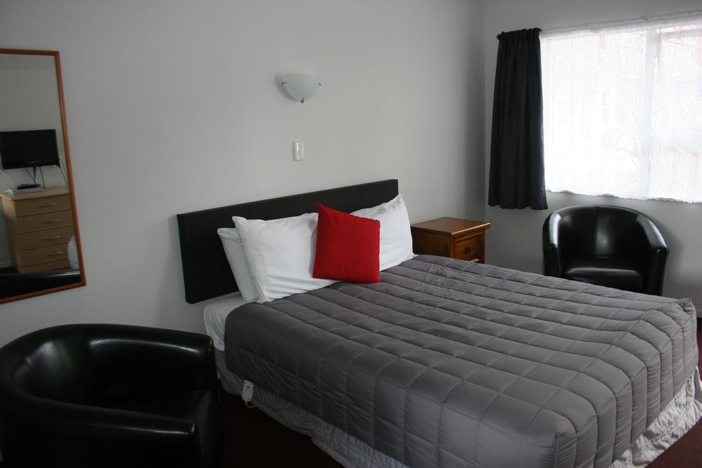 Burgundy Rose Motel