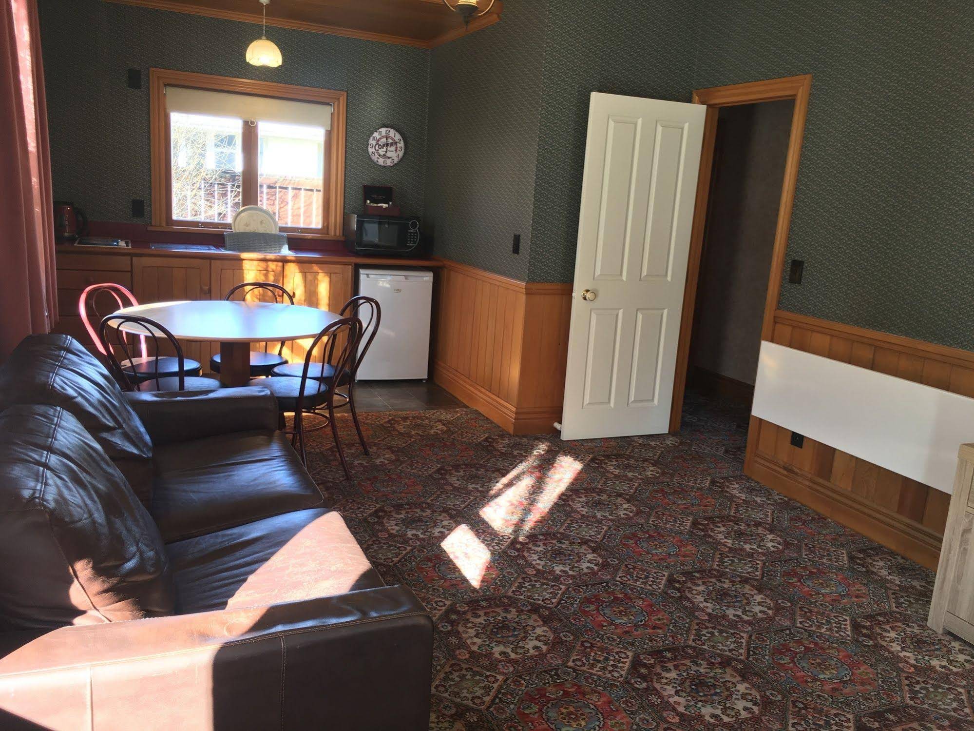 Settlers Cottage Motel