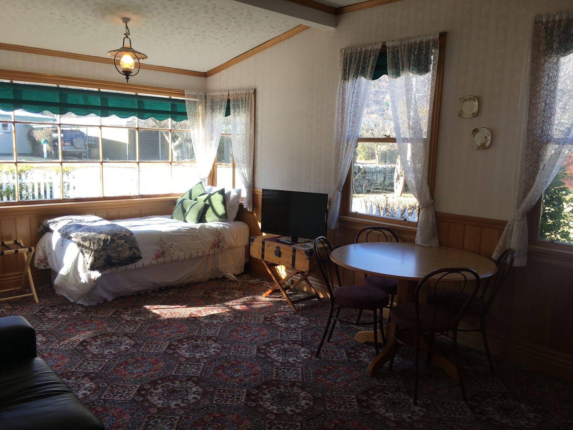 Settlers Cottage Motel