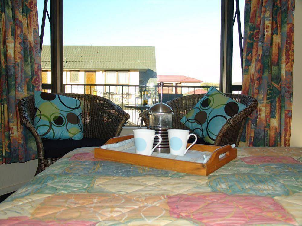 Colonial Motel