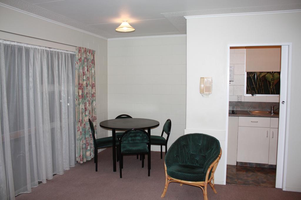 Commodore Court Motel