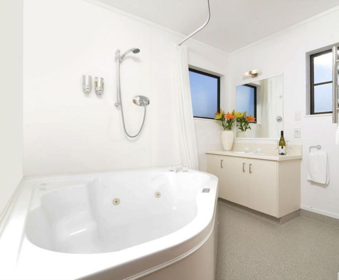 Knightsbridge Court Motor Lodge