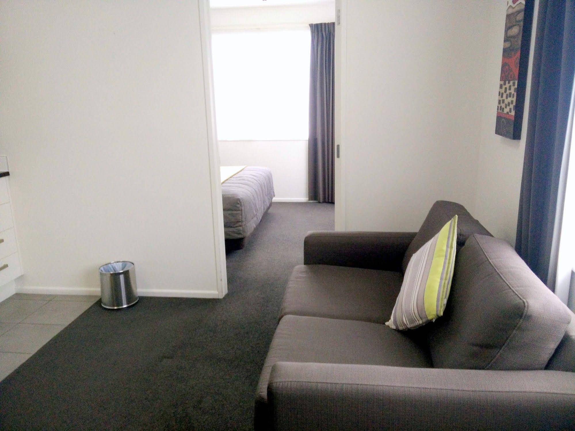 Airport Palms Motel