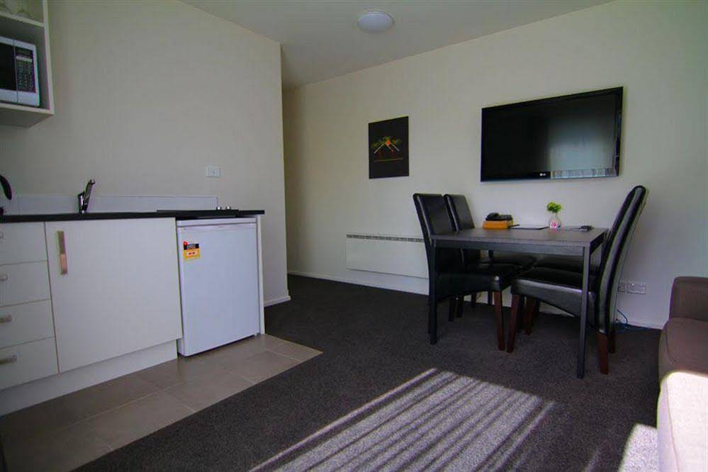 Airport Palms Motel