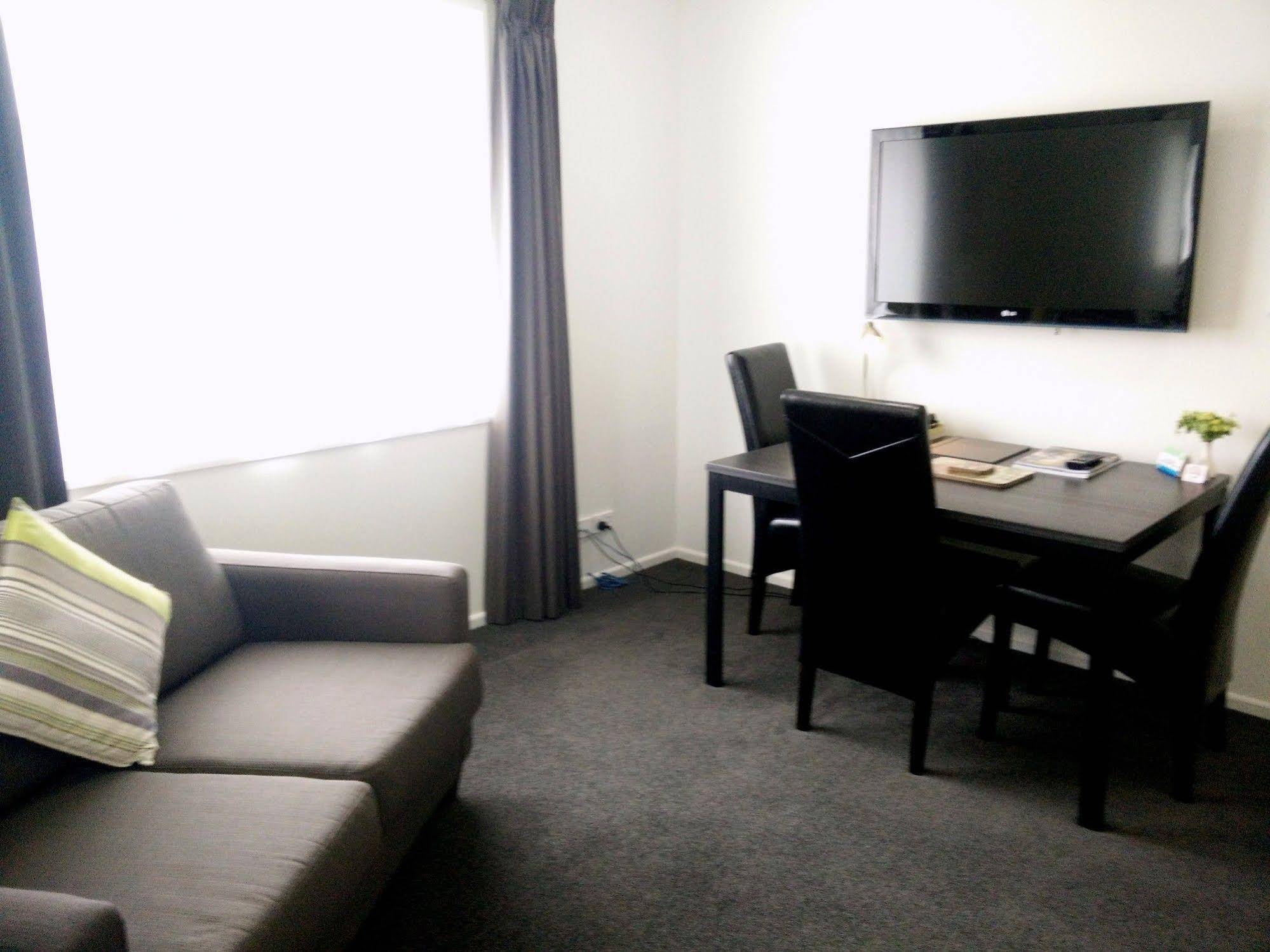Airport Palms Motel