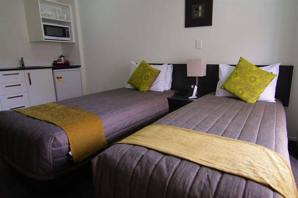 Airport Palms Motel