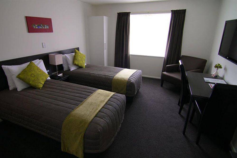 Airport Palms Motel
