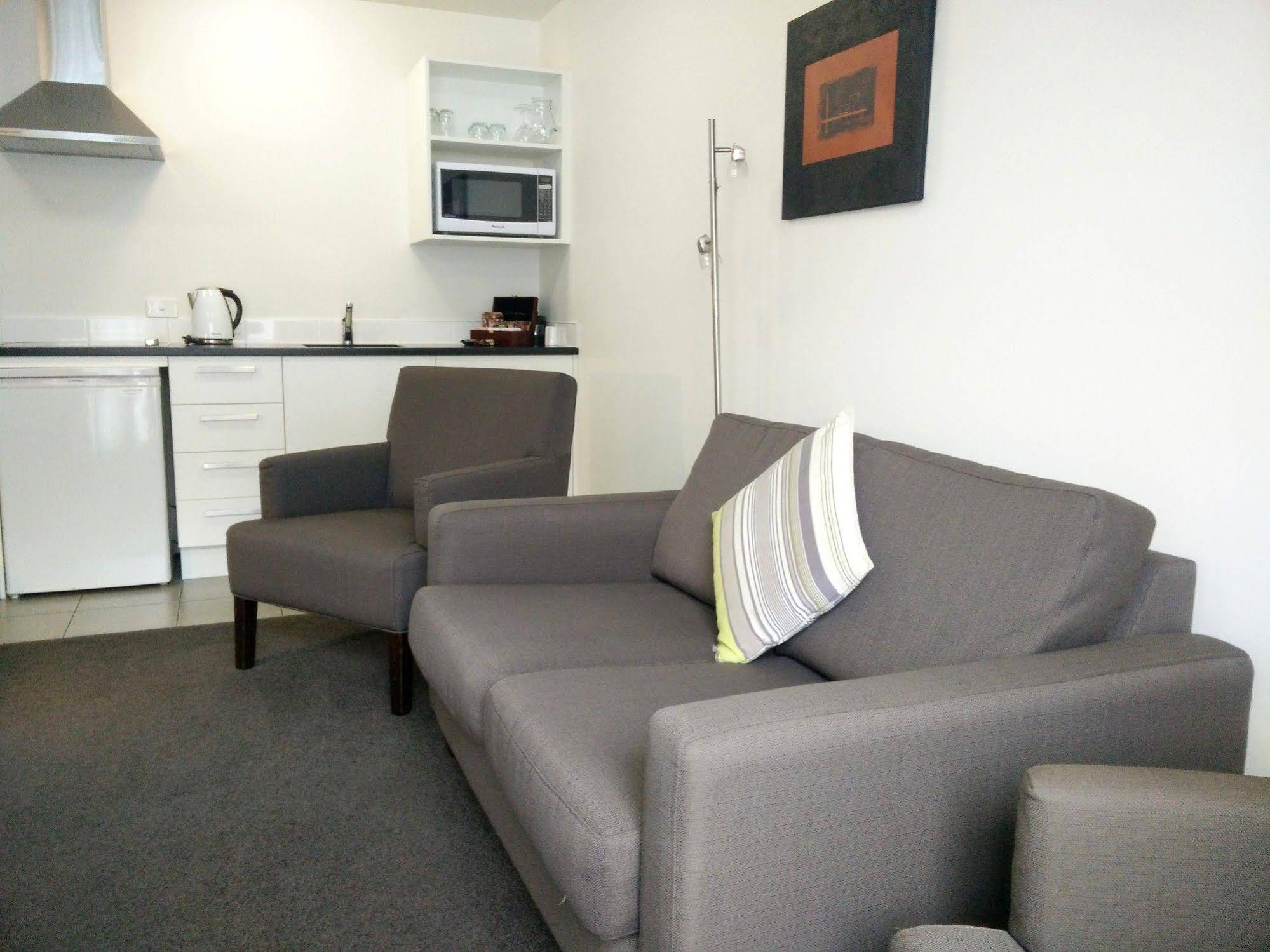 Airport Palms Motel