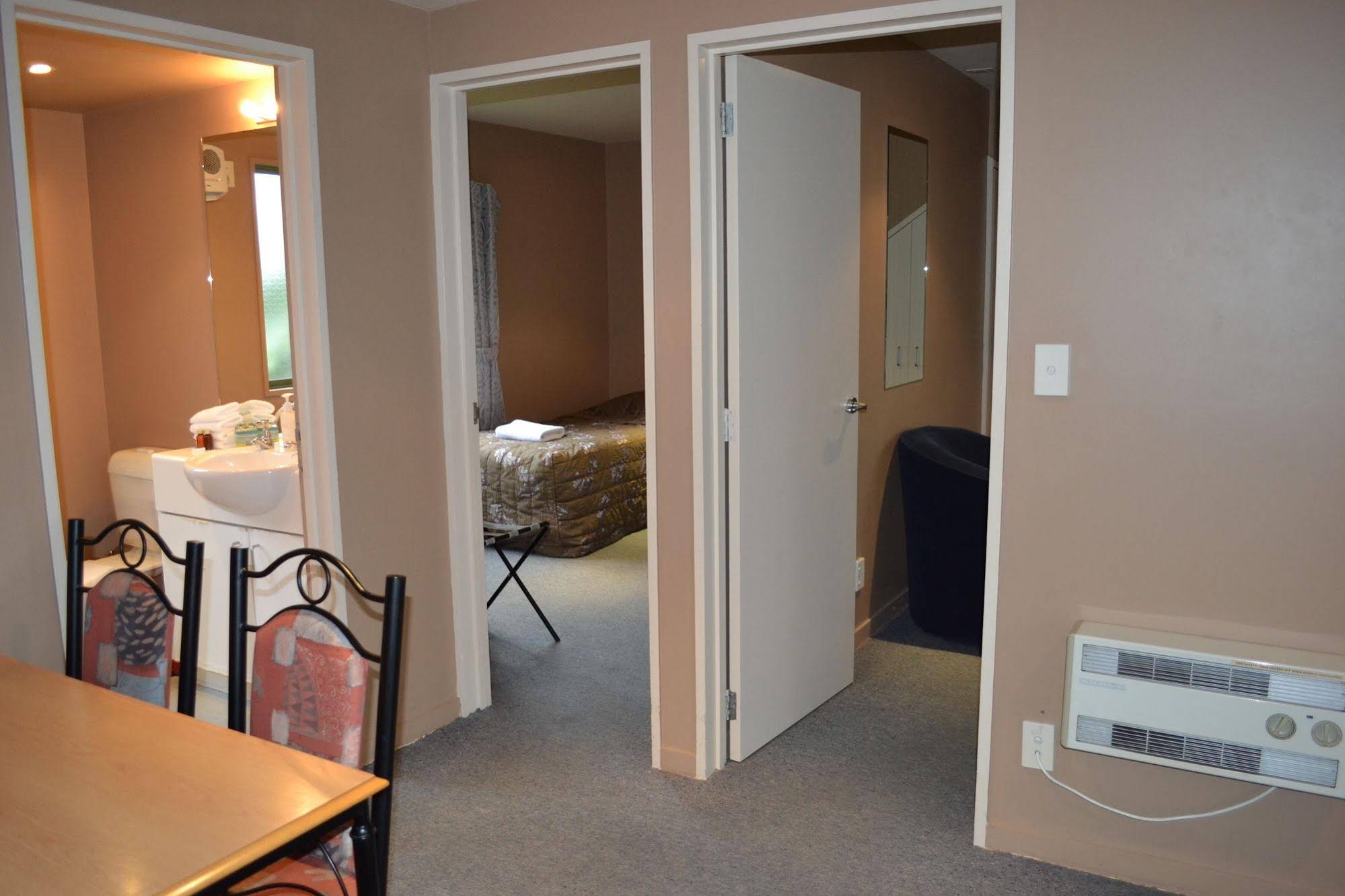 Courtesy Court Motel