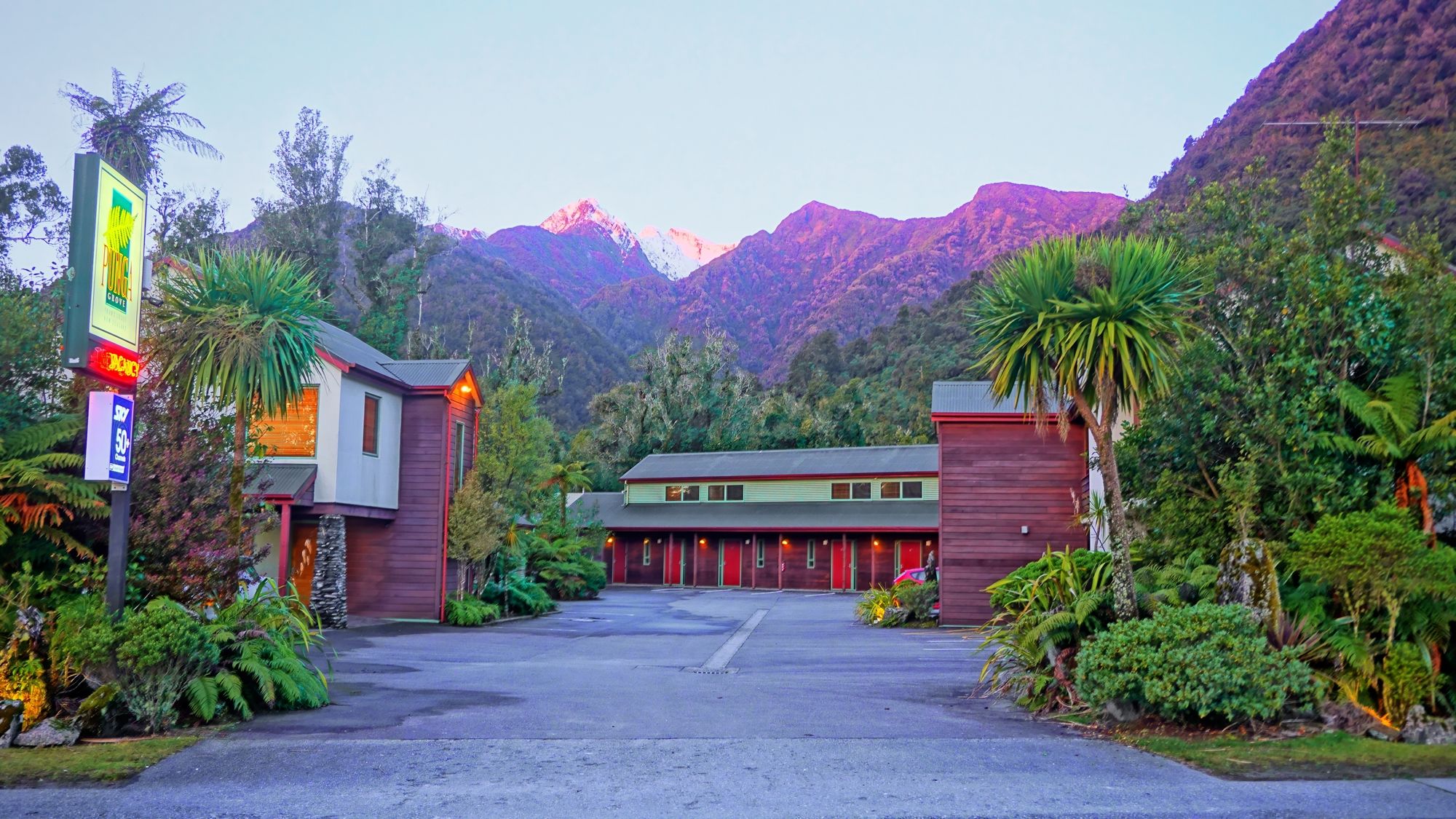 Punga Grove Motel & Suites