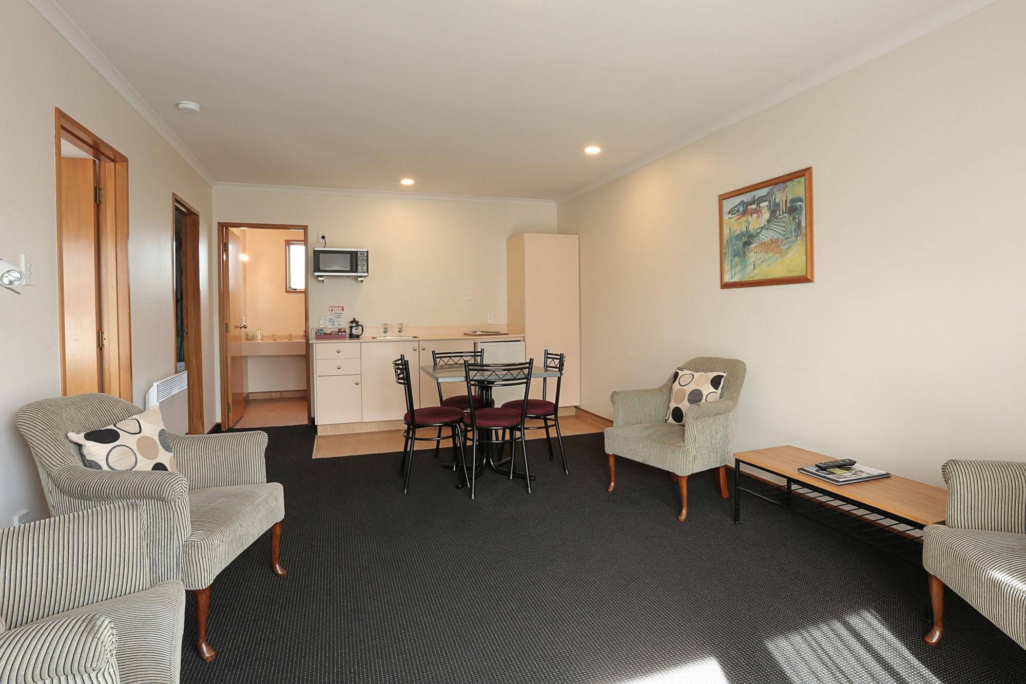 Admiral Court Motel & Apartments