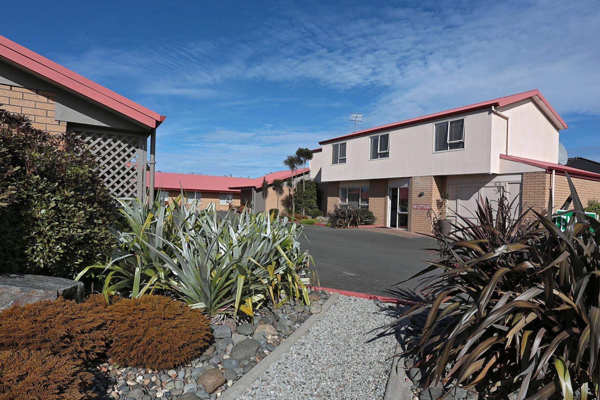 Admiral Court Motel & Apartments