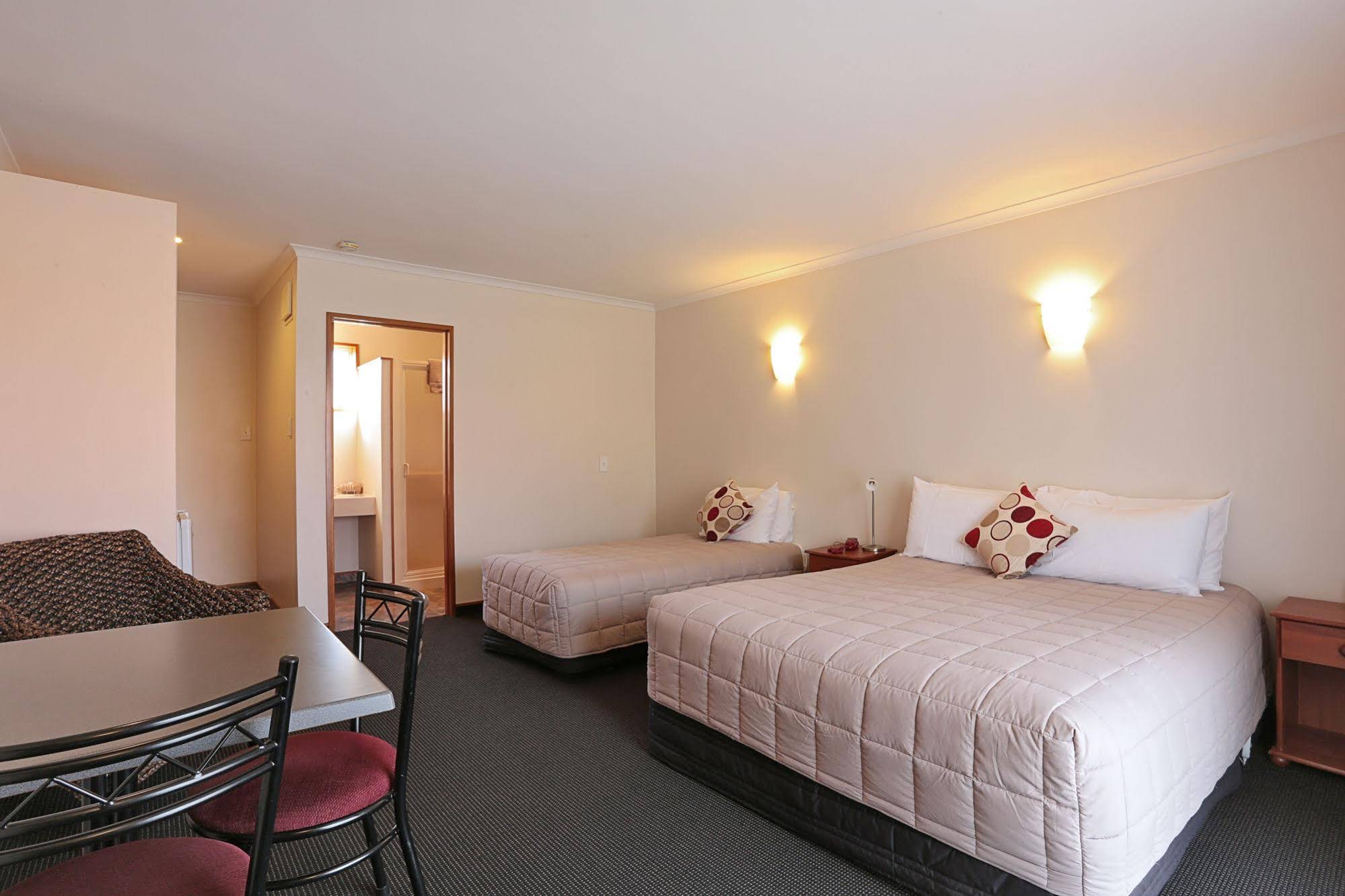 Admiral Court Motel & Apartments