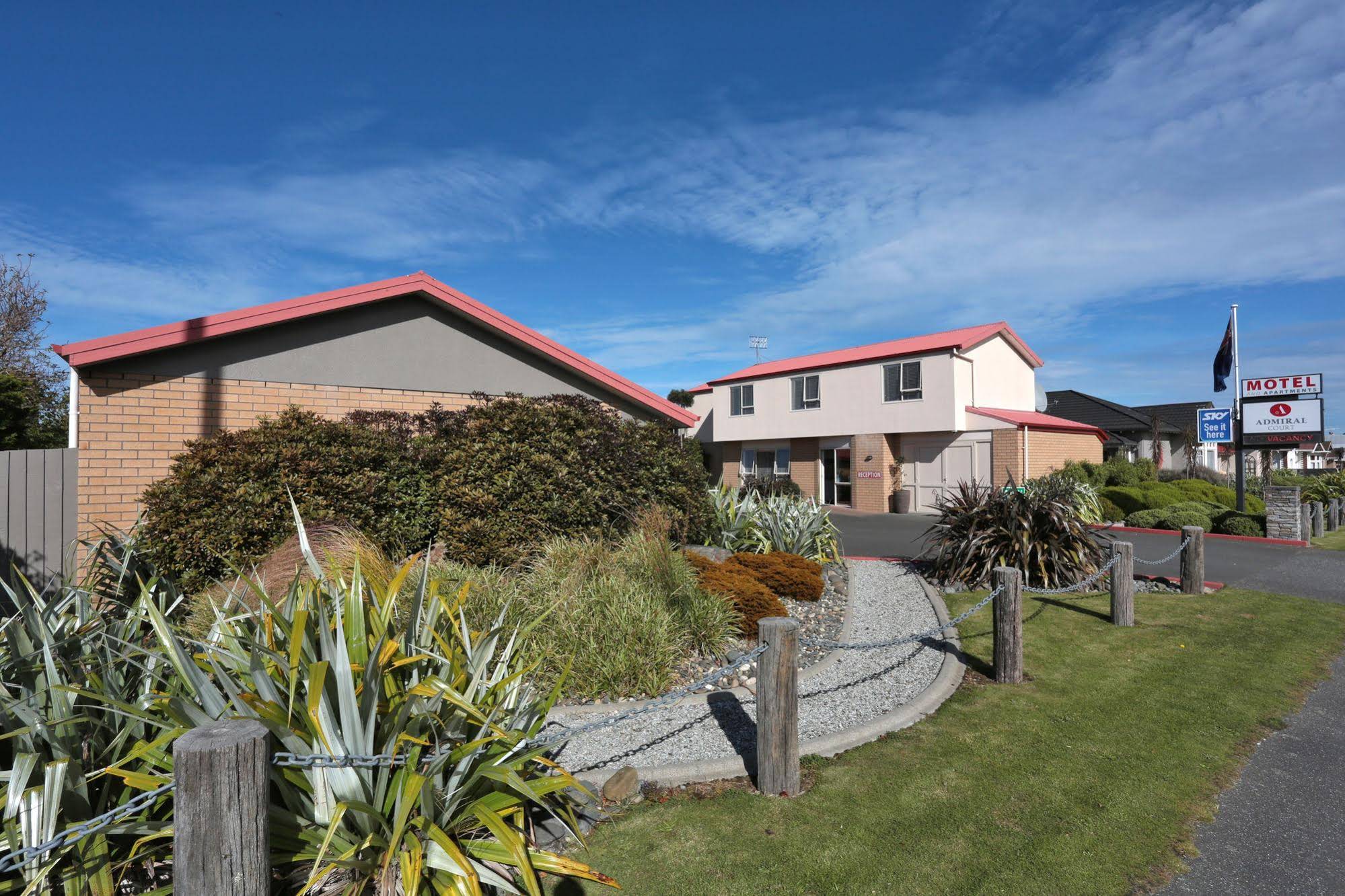 Admiral Court Motel & Apartments