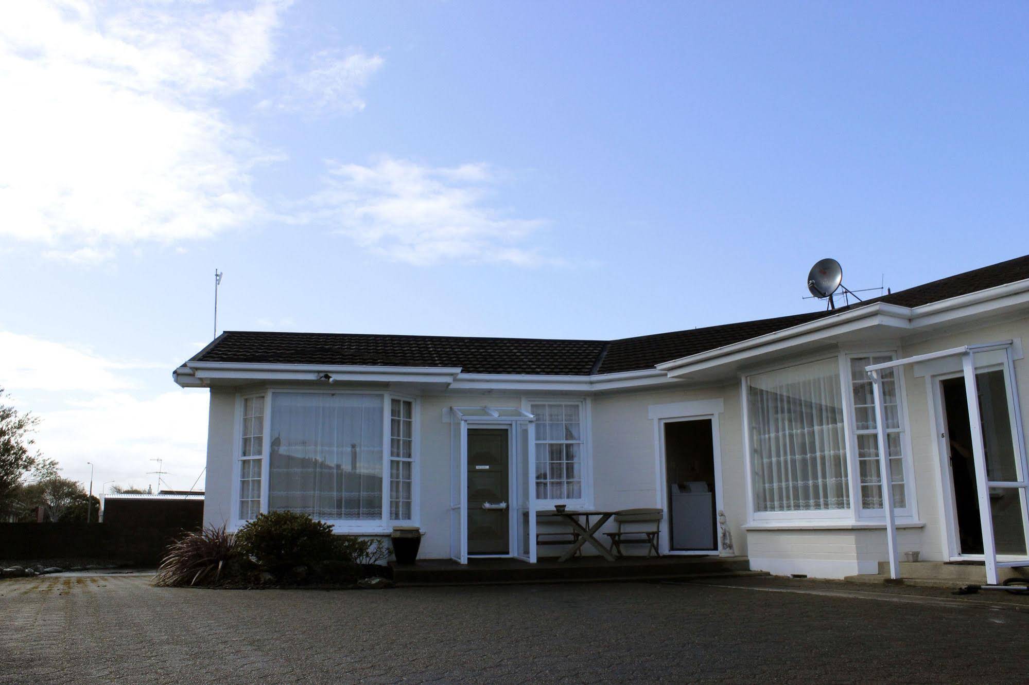 Colonial Motel